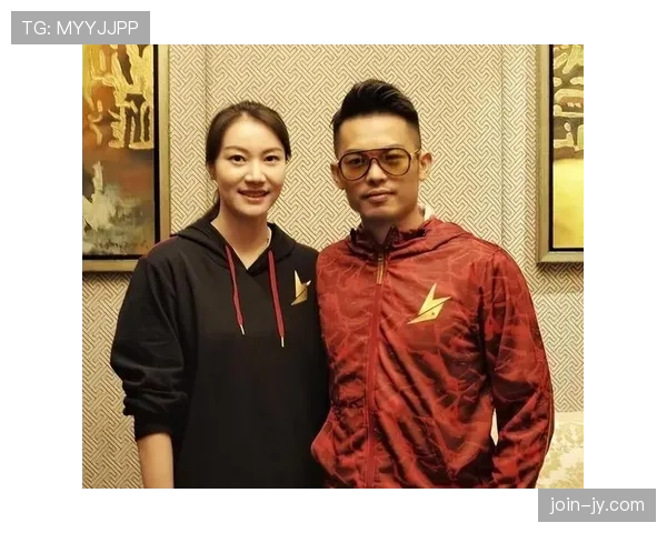 刷到林丹最新街拍，手上那块表的钱能交我半年房租，心态被碾碎了