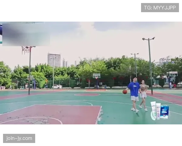 孙悦家里那个篮球场，比我家小区还大