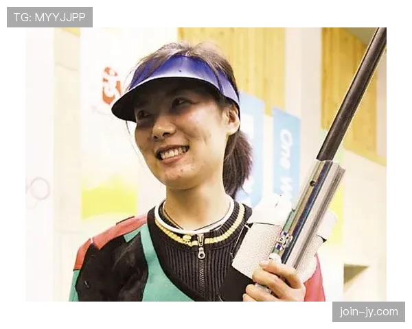 杜丽出门随手一抬手链亮瞎了，普通人连靠近的勇气都没有